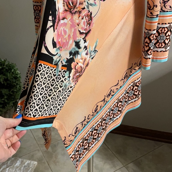 Women’s V neckline Floral VINTAGE ASYMMETRICAL TUNIC. Size Large - Picture 8 of 12